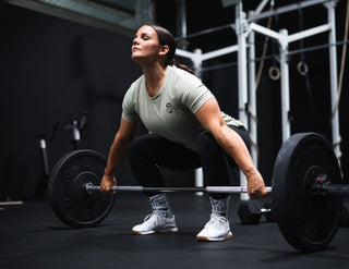 Frau in ihrem Lifters Grip T-Shirt bereitet sich auf ihren Snatch vor