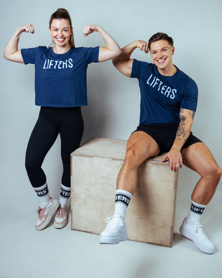 Mann und Frau posieren im dunkelblauen Lifters Original T-Shirt ein TriBlend Shirt für das Krafttraining