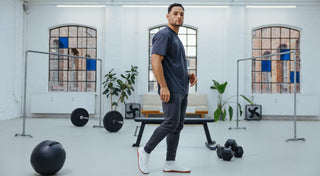 Unsere Athleten tragen unsere Bestseller Herren das weiße und graue Forever Oversize Shirt sowie die Sky Blue und Dark Blue Raw Shorts