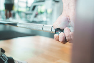 Lifters-Gear-Trainingsequipment Gewichtheber greift Langhantel im Hookgrip