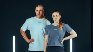 Drei Frauen tragen Gym Oberteile Damen von Lifters Wear. Zwei Sport Bhs in den Farben beige und mokka, sowie ein Forever Crop Top.