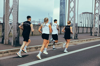Athleten tragen die neue Hybrid Collection, leichte atmungsaktive Sport Oberteile für Running oder Lifting Workouts.