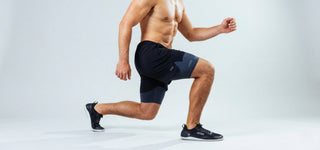 Zwei Männer tragen die Herren Sport Shorts in Sky Blue und Schwarz im Krafttraining