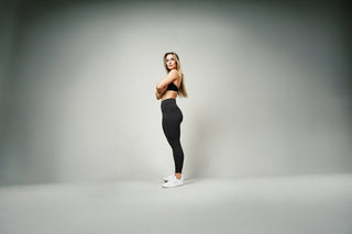 Drei Frauen tragen die Sport Leggings von Lifters in Purple, Mint Grün und Schwarz und sitzen Outdoor 