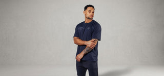 Athlet trägt ein Fitness T-Shirt Herren in der Farbe Schwarz von Lifters Wear