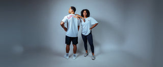 Mann und Frau tragen das Lifters Oversize Gym Shirt Call Off-White