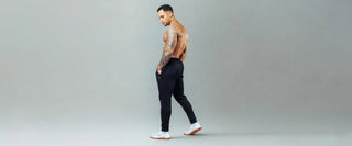 Herren Sporthose - Mann trägt die Gym Jogger von Lifters Wear. Er steht vor einer grauen Fotowand.