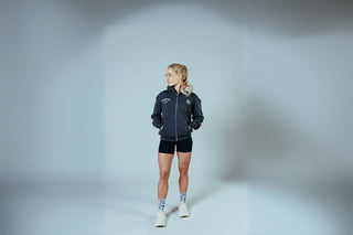 Frau trägt grauen Gym Hoodies für Damen