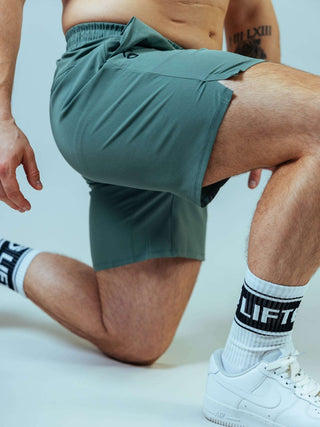 4-Way-Stretch-Material und Seitenschlitze  verleihen dir maximale Flexibilität.