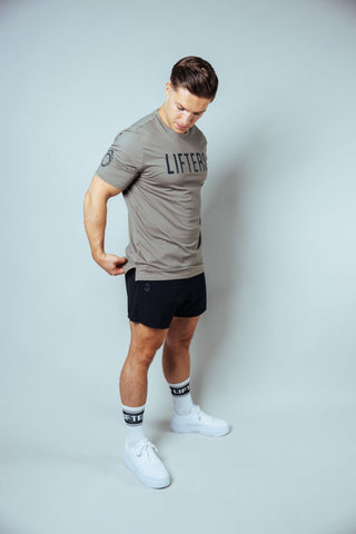 Unser Bundle aus dem Original Sport T-Shirt und den Raw Gym Shorts ist dein perfekter Einstieg in die Lifters Qualität – maximaler Komfort, Performance und Style in einem Set!