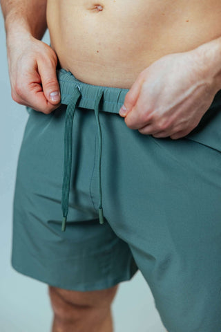 Der versteckte Kordelzug in der Raw Gym Shorts ermöglicht dir eine individuelle Weitenregulierung für den perfekten Sitz – egal, wie intensiv dein Training wird.