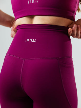 Nutze die Side Pockets für Gel-Patches oder dein Handy.