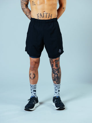 Integrierte Compression Shorts sorgen für optimalen Halt und ein angenehmes Tragegefühl – egal ob beim Sprint oder schweren Lifts.
