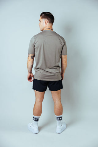 Mit der Raw Gym Shorts bist du bereit für jedes Movement – maximaler Komfort, volle Bewegungsfreiheit und ein perfekter Fit für jedes Workout.