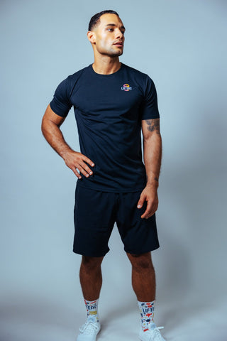 Der moderne Schnitt sitzt körperbetont an Brust und Armen und etwas lockerer im Bereich des Bauches – für einen sportlichen Look und ein sicheres Gefühl.