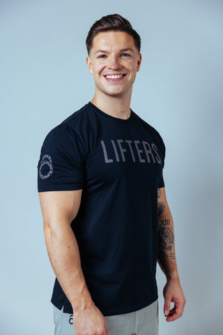 Der moderne Schnitt sitzt körperbetont an Brust und Armen und etwas lockerer im Bereich des Bauches – für einen sportlichen Look und ein sicheres Gefühl.