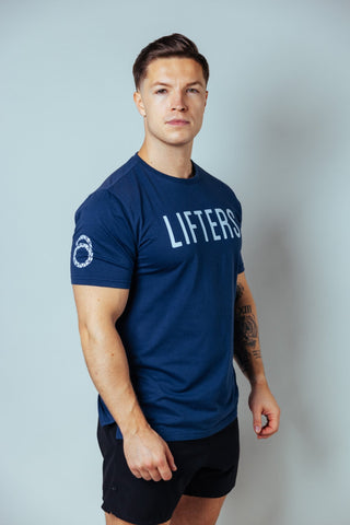 Der moderne Schnitt sitzt körperbetont an Brust und Armen und etwas lockerer im Bereich des Bauches – für einen sportlichen Look und ein sicheres Gefühl.