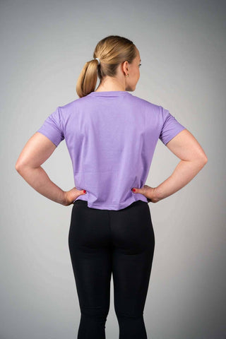 Der dezente Crop-Schnitt trifft die Balance zwischen lässig und sportlich – für ein selbstbewusstes Training mit Style.