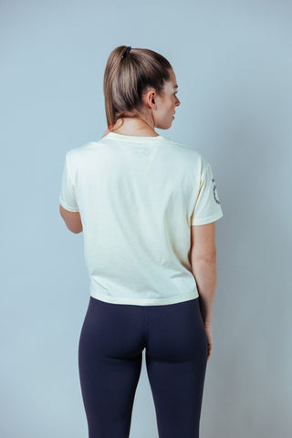 Der dezente Crop-Schnitt trifft die Balance zwischen lässig und sportlich – für ein selbstbewusstes Training mit Style.