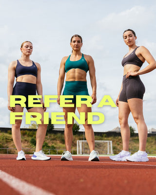 Drei Athletinnen in ihrem Lifters Fusion Outfit stehen auf dem Lauftrack.
