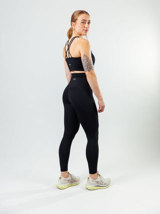 Der Ultra-High-Waist Schnitt hält die Leggings rutschfest – kein Nachziehen, schnellere Transitions zur nächsten Station.
