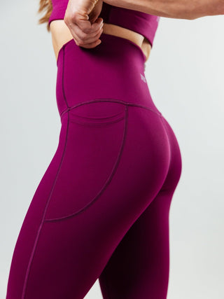 Der Ultra-High-Waist Schnitt hält die Leggings rutschfest – kein Nachziehen, schnellere Transitions zur nächsten Station.