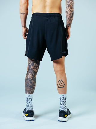 Der funktionale Materialmix aus Polyester und Spandex ist schnelltrocknend und schweißresistent, damit du dich jederzeit fresh fühlst.