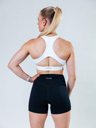 Das fein gestrickte High-End-Gewebe fühlt sich wie eine zweite Haut an – soft, flexibel und doch robust genug für jedes Workout.
