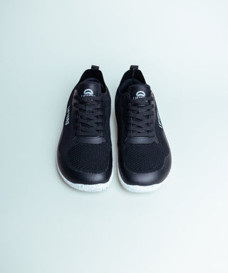 Die breite Zehenbox (Wide Toe Box) erlaubt es deinen Zehen, sich frei zu bewegen, fördert eine gesunde Fußstellung und reduziert Druckstellen.